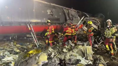 Imagen facilitada por la Unidad Militar de Emergencias (UME) el 29 de octubre de 2026, que muestra labores de rescate tras la colisión entre dos trenes de alta velocidad —un Iryo y un AVE— ocurrida durante la noche en la localidad de Urda, Toledo (España).