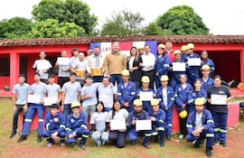 Egresados posan con sus certificados otorgados por el Sistema Nacional de Formación y Capacitación Laboral (Sinafocal)