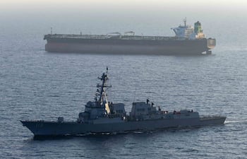 El USS Rafael Peralta hace cumplir el bloqueo estadounidense de los puertos iraníes contra el M/T Stream después de que intentara navegar hacia un puerto iraní, 26 de abril. (U.S. Central Command)