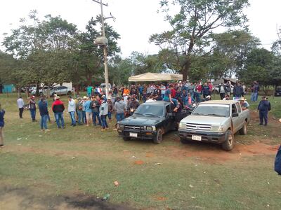 Hoy los manifestantes permanecieron al costado de la ruta y no realizaron ningún cierre de la vía