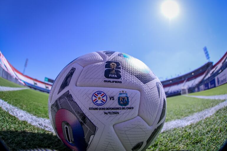 La pelota del partido de Paraguay vs. Argentina por las Eliminatorias Sudamericanas 2026.