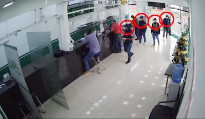Los cuatro asaltantes entran a la casa de cambios, vestidos como policías de Investigaciones.