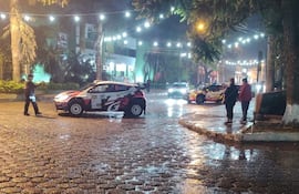 Así ingresaban los autos al pre-parque, frente a la Iglesia Inmaculada Concepción, de Caaguazú, en la previa de la ceremonia de partida que finalmente quedó sin efecto por la lluvia.