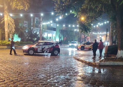 Así ingresaban los autos al pre-parque, frente a la Iglesia Inmaculada Concepción, de Caaguazú, en la previa de la ceremonia de partida que finalmente quedó sin efecto por la lluvia.