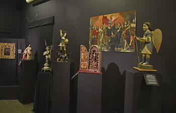Vista de una parte de la exposición temporaria "La fuerza de los ángeles" que se presenta en el Museo de Arte Sacro de Asunción.