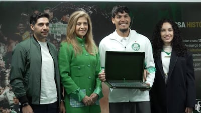 El zaguero paraguayo, Gustavo Gómez recibe la placa de reconocimiento de las manos de la presidente de Palmeiras, Leila Pereira, una ceremonia en la que estuvieron presentes el entrenador Abel Ferreira y la esposa del jugador Jazmín Torres.