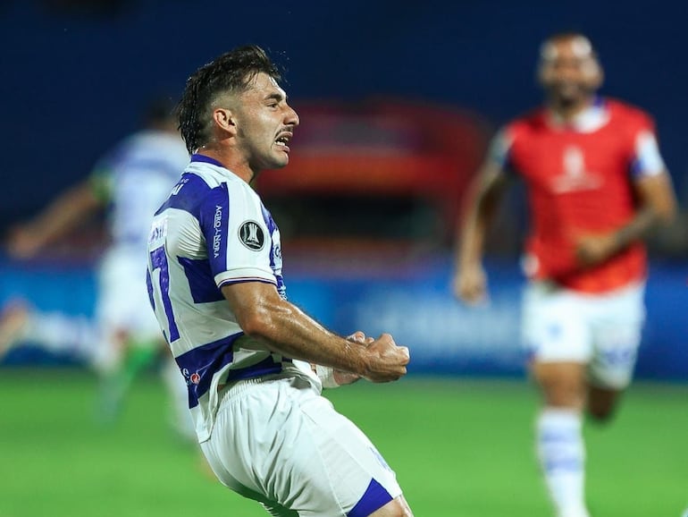 El paraguayo Diego Acosta, futbolista de 2 de Mayo, celebra un gol en el partido frente a Alianza Lima por la Fase 1 de la Copa Libertadores 2026 en el estadio Río Parapití, en Pedro Juan Caballero, Paraguay.