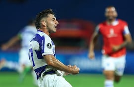 El paraguayo Diego Acosta, futbolista de 2 de Mayo, celebra un gol en el partido frente a Alianza Lima por la Fase 1 de la Copa Libertadores 2026 en el estadio Río Parapití, en Pedro Juan Caballero, Paraguay.