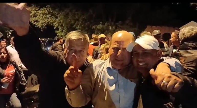 Víctor Minuchin Alviso (ANR) festeja su victoria en Villa Oliva.