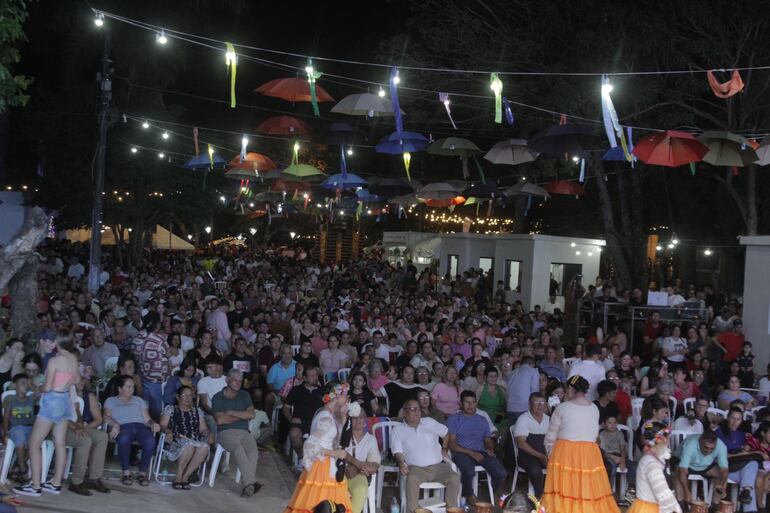 Multitudinaria concurrencia en el festival de la Expo Frutas de La Colmena.