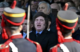 El presidente de Argentina, Javier Milei, y el ministro de Economía, Luis Caputo, en la 138.ª edición de la exposición agrícola La Rural en Buenos Aires.