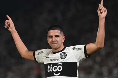 El paraguayo Mateo Gamarra, futbolista de Olimpia, festeja el gol que convirtió ante Atlético Nacional por la fase de grupos de la Copa Libertadores en el estadio Defensores del Chaco, en Asunción, Paraguay.
