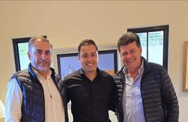 El senador Éver Villalba, Miguel Prieto (CDE) y Efraín Alegre. (Gent.)