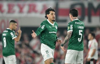 El defensor paraguayo de Palmeiras, Gustavo Gómez, celebra con su compañero, el mediocampista argentino Aníbal Moreno, después de anotar el primer gol de su equipo durante el partido de fútbol de ida de cuartos de final de la Copa Libertadores entre River Plate de Argentina y Palmeiras de Brasil en el Estadio MAS Monumental de Buenos Aires.