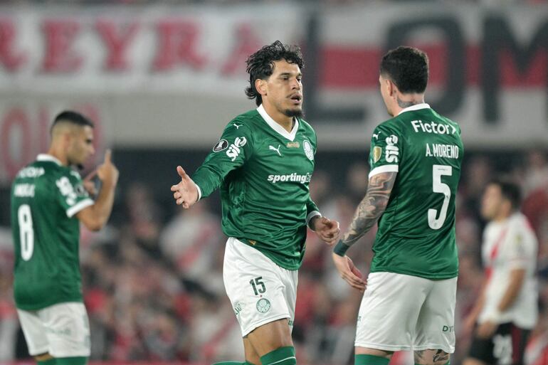 El paraguayo Gustavo Gómez (15), futbolista de Palmeiras, celebra un gol en el partido frente a River Plate por la ida de los cuartos de final de la Copa Libertadores 2025 en el estadio Monumental, en Buenos Aires, Argentina.