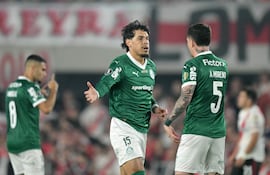 El defensor paraguayo de Palmeiras, Gustavo Gómez, celebra con su compañero, el mediocampista argentino Aníbal Moreno, después de anotar el primer gol de su equipo durante el partido de fútbol de ida de cuartos de final de la Copa Libertadores entre River Plate de Argentina y Palmeiras de Brasil en el Estadio MAS Monumental de Buenos Aires.