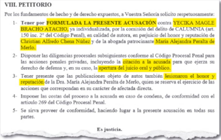 El escrito de acusación solicita que se tenga por presentada la acusación y se dé apertura al juicio oral y público por calumnia.