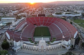 En una vista aérea, se muestran el Los Angeles Memorial Coliseum y el Lucas Museum of Narrative Art (a la derecha) en Exposition Park el 5 de marzo de 2026 en Los Ángeles, California. Se espera que Exposition Park reciba casi 100 millones de dólares en fondos propuestos para mejoras y renovaciones de cara a la FIFA World Cup 2026 y los Juegos Olímpicos de Los Ángeles 2028 (LA28). El Los Angeles Memorial Coliseum será sede del LA Fan Festival durante el Mundial y acogerá las competencias de atletismo y la ceremonia de apertura en los Juegos Olímpicos de LA28.