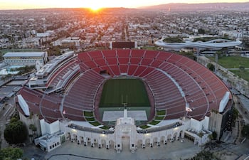 En una vista aérea, se muestran el Los Angeles Memorial Coliseum y el Lucas Museum of Narrative Art (a la derecha) en Exposition Park el 5 de marzo de 2026 en Los Ángeles, California. Se espera que Exposition Park reciba casi 100 millones de dólares en fondos propuestos para mejoras y renovaciones de cara a la FIFA World Cup 2026 y los Juegos Olímpicos de Los Ángeles 2028 (LA28). El Los Angeles Memorial Coliseum será sede del LA Fan Festival durante el Mundial y acogerá las competencias de atletismo y la ceremonia de apertura en los Juegos Olímpicos de LA28.