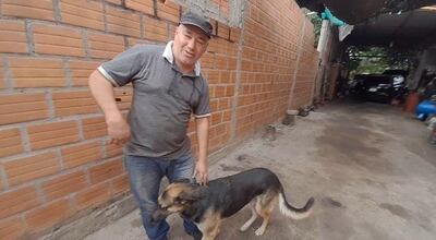 El acusado de matar de un disparo al perro de su vecina, Vicente Núñez, nos recibió en su hogar en compañía de su perro.