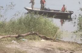 Militares de la Armada Paraguaya, zona Pilar realizan una intensa búsqueda en la zona donde desapareció Blas Estiven López, oriundo de la ciudad de Itá.