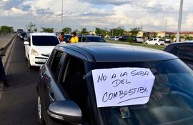 Conductores de servicios de plataformas digitales se movilizaron para repudiar la sostenida suba de precio de los carburantes.