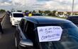 Conductores de servicios de plataformas digitales se movilizaron para repudiar la sostenida suba de precio de los carburantes.