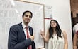 Silvia Antonella Ovelar Ayala sonríe en blusa clara y Alejandro Ovelar Ayala en traje oscuro, ambos frente a pizarra blanca.
