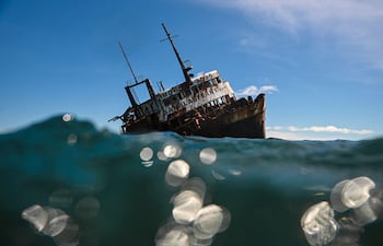 En las aguas turquesas frente a las islas de arena blanca del archipiélago caribeño de Guna Yala, un enorme ferry medio hundido y oxidado destaca en el cementerio de barcos que amenaza la navegación y el medio ambiente en la costa de Panamá.