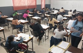 Postulantes para becas de Itaipú rindiendo en la sede de la UNCA en Coronel Oviedo.