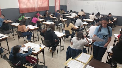Postulantes para becas de Itaipú rindiendo en la sede de la UNCA en Coronel Oviedo.