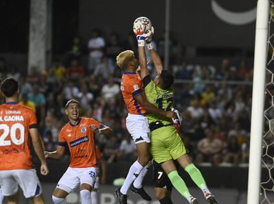 Carlos Servín atrapa el balón chocando con un compañero de equipo