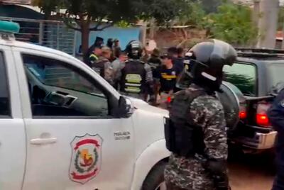 Los agentes rodean una de las casas que fue intervenida en la zona conocida como Pantanal, en Lambaré.