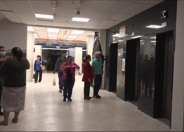 Asegurados del IPS exigen declarar emergencia sanitaria tras colapso del sistema