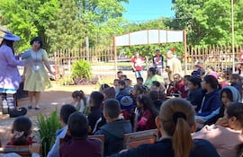 El teatro comunitario llegó a los barrios, escuelas y comunidades vecinales en Acahay.