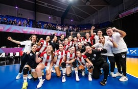Las Guerreras festejan tras vencer a Uruguay, por la Copa Presidente en el Mundial de Alemania/Países Bajos.