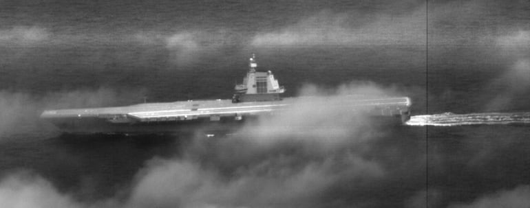 Imagen del portaaviones chino Fujian en el estrecho de Taiwán, el martes.