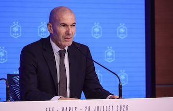 El exjugador francés Zinedine Zidane habla como nuevo entrenador de la selección masculina de fútbol de Francia durante una rueda de prensa en la sede de la federación en París, Francia.