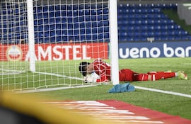 Óscar Toledo, arquero de Recoleta FC, durante la tanda de los penales en el partido frente a Nacional por la Fase Preliminar de la Copa Sudamericana 2026 en el estadio Defensores del Chaco, en Asunción, Paraguay.