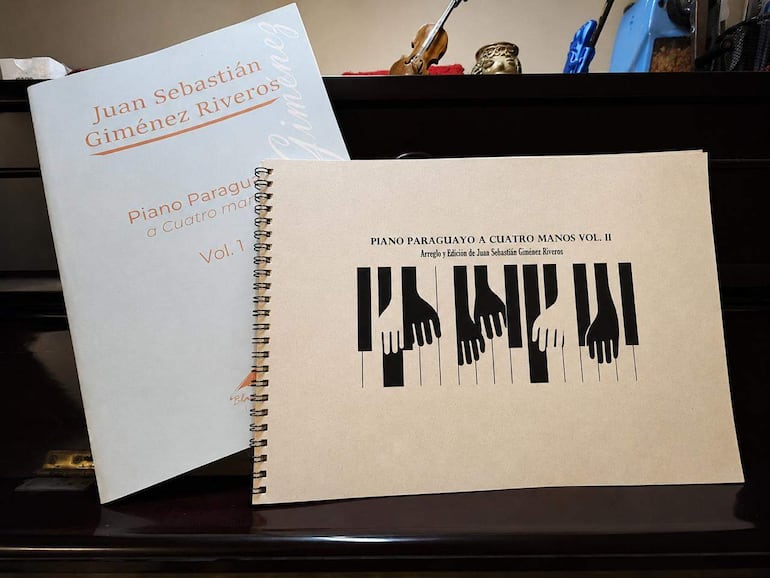 Dos libros sobre piano paraguayo sobre superficie de madera, destacando su diseño en tonos claros y oscuros.