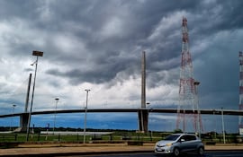 Cielo nublado y con posible inestabilidad del tiempo en Asunción. Imagen corresponde al área del puente Héroes del Chaco que todavía no está habilitado.