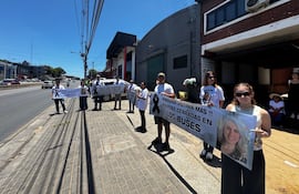 En el aniversario del fallecimiento de Cinthia Riquelme Rodas, familiares y amigos se manifiestan en el lugar donde perdió la vida.