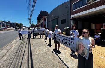 En el aniversario del fallecimiento de Cinthia Riquelme Rodas, familiares y amigos se manifiestan en el lugar donde perdió la vida.