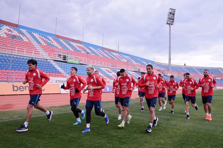 Parte de la delegación de la selección paraguaya que trabajó esta mañana en Atenas. El grupo se completa mañana.