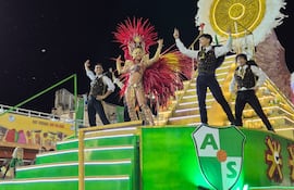 Comparsas se lucen en el Carnaval de Encarnación.