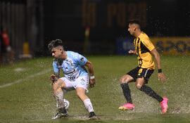 Lautaro Comas pierde el balón luego que se le quedara en el charco. Estivel Moreira aprovecha para quedarse con el esférico.