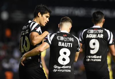 El paraguayo Lorenzo Melgarejo (i) y el argentino Bautista Merlini, jugadores de Libertad, celebran un gol en el partido frente a Sportivo Trinidense por el torneo Apertura 2024 del fútbol paraguayo en el estadio La Huerta, en Asunción, Paraguay.