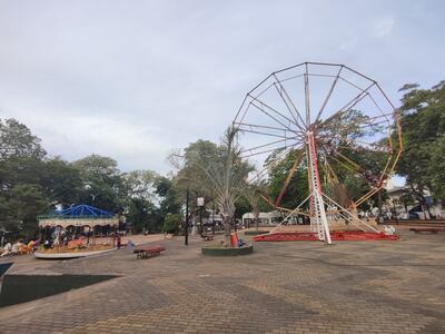 Instalan un carrusel y una rueda gigante en la plaza Teniente Fariña de Caacupé.