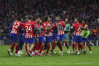 Los jugadores del Atlético Madrid celebran la victoria ante el Sevilla en una partido de los cuartos de final de la Copa del Rey en el estadio Civitas Metropolitano, en Madrid, España.