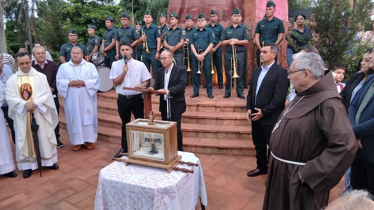  Autoridades políticas, militares y líderes religiosos asistieron a la ceremonia de recibimiento de la reliquia de San Francisco de Asís.